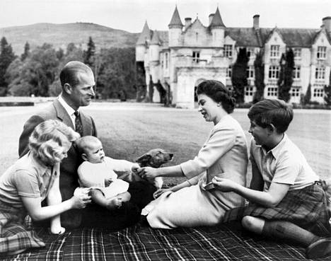 Kunigatar Elizabet, prinssi Philip, prinsessa Anne (vas), prinssi Andrew ja prinssi Charles (oikealla) Skotlannissa Balmoralin linnan mailla. Kuva otettu 9. syyskuuta 1960.