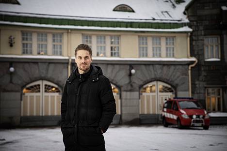 Kaapo Savolainen valmistui pelastajaksi joulukuussa. Nyt hän on unelmatöissään Tampereen keskuspaloasemalla.