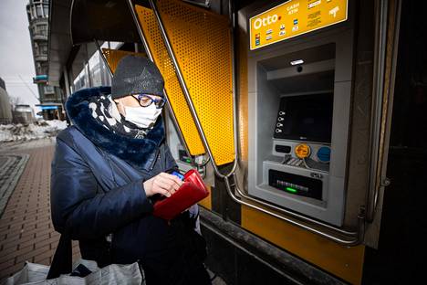 Sari Niskanen käytti aiemmin pelkästään käteistä, mutta on korona-aikana siirtynyt enimmäkseen pankkikortin käyttöön. Yleensä hän on nostanut tarvitsemansa käteisen pankkiautomaatista, mutta isot summat on ollut käytännöllistä hakea konttorista.