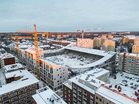 Tammelan stadionin länsipuolelta kulkeva Salhojankatu sisältyy uusiin, Tampereella parhaillaan nähtävillä oleviin katusuunnitelmiin. Valokuva on otettu 5. tammikuuta 2023.