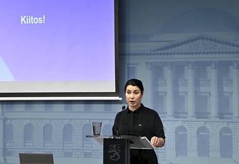 Ympäristö- ja ilmastoministeri Emma Kari piti tiedotustilaisuuden ilmastolain uudistuksesta valtioneuvoston yleisistunnon jälkeen 3. maaliskuuta.