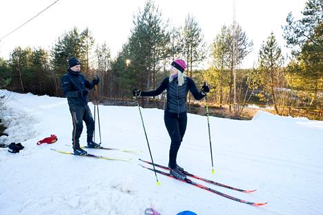 Jukka-Pekka ja Erika Santala tekivät lähtöä hiihtolenkille marraskuun 19. päivä 2022, kun  Porin Isomäen latu oli auki kolmatta päivää.