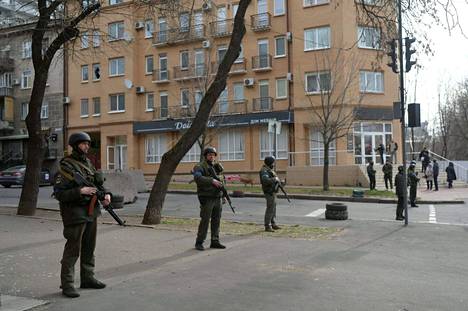 Sotilaat vartioivat hallituksen rakennusta Mykolajivissa Ukrainassa tiistaina 29. maaliskuuta.