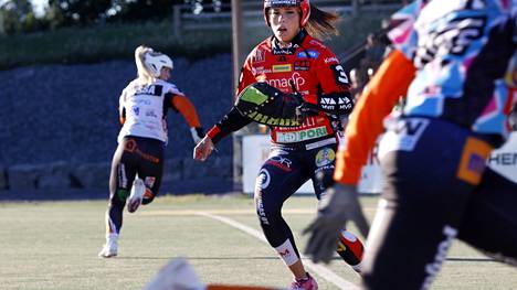 Emilia Itävalo joutui toteamaan Venla Tanhuan tuoneen Mailattarien toisen jakson voiton ratkaisseen juoksun.