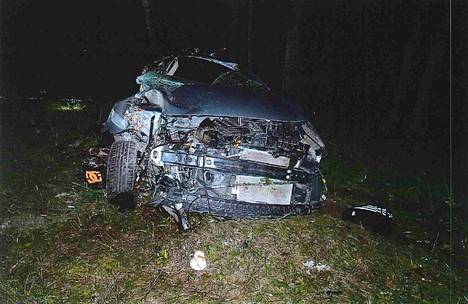 Tältä onnettomuusauto näytti ulosajon jälkeen. Onnettomuus tapahtui Nokialla sunnuntain vastaisena yönä 16. elokuuta 2020.