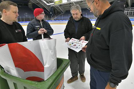 Jarno Pajunen, Marko Savolainen, Pekka Heinilä ja Sakari Laine tutkivat CHL:n lähettämästä kaukalokartasta, mihin kohtaan keskiympyrän mainos asennetaan.