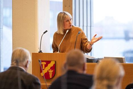 Kokoomuksen ja rkp:n valtuustoryhmän varapuheenjohtaja Anne-Mari Jussilan mukaan on keskeistä, että kaupungin toimintamenojen kasvu pidetään verorahojen kasvua pienempänä.