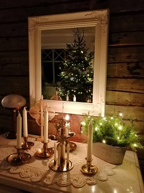”Kynttilät, valot, havun tuoksu ja asetelmat tuovat joulun tunnelman vanhaan taloomme”, kertoo Sari Friman Porista.