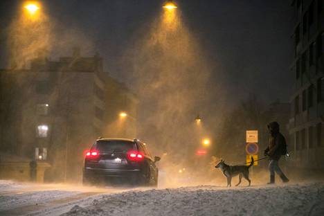 Pöllyävä lumi voi heikentää näkyvyyttä joulun menoliikenteessä torstaina ja perjantaina. Lumi pöllyää myös Aamulehden kuvassa Tampereen Armonkalliolta tammikuussa 2021.