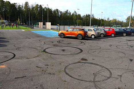 Rauman Pohjoiskehän koulun pysäköintialue ja kulkuväylät olivat syyskuussa moottoriharrastajien suosiossa. Koulun alue oli laajalti kuvioitu kuminpoltolla.