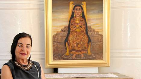 Arja Toivonen maalaa intiaaniheimoista ja -kulttuureista. Yksi tänä vuonna valmistuneista teoksista on Perun Caral-kulttuuriin liittyvän teos, jossa tytön vaatteiden ja taustalla olevien pyramidien kuviot ovat alkuperäisiä.