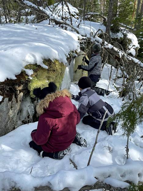 Talviretkelle osallistuneet lapset löysivät Ketaranvuorelta kallioterassin kyljestä paannetta ja jääpuikkoja. Pyöreäksi jäätynyt paanne oli saanut vihreän värinsä sisäänsä jäätyneestä tierasammalesta.
