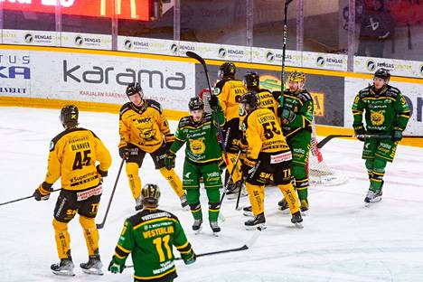 Henrik Haapala (keskellä) kuritti surkeaa SaiPaa tehoin 1+4.
