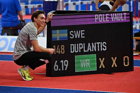 Armand Duplantis hyppäsi maanantaina seiväshypyn uudeksi maailmanennätykseksi lukemat 619.