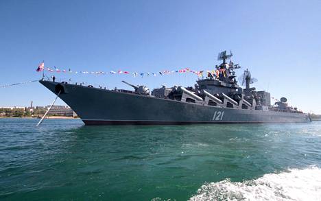 Moskva on ollut koko 2000-luvun Venäjän Mustanmeren laivaston lippulaiva. Kuva vuodelta 2013 Sevastopolin satamasta.
