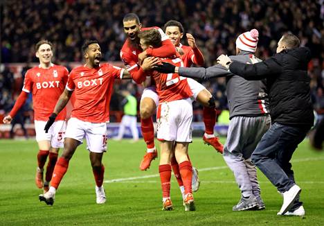 Nottingham Forest juhli voittomaalia Arsenalin verkkoon, maalintekijä Lewis Grabban päässyt nopeasti syleilyyn.