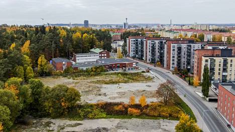 Tälle paikalle Tampereen Takojankadulle suunnitellaan rakennettavaksi uusia kerrostaloja. Ennen kuin rakentaminen voisi alkaa, edessä on iso työ pilaantuneen maa-aineksen poistamiseksi. Paikalla on sijainnut ennen kaatopaikka. 