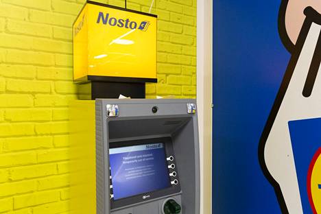 Nosto-automaatti Vaalimaan Rajamarketissa Virolahdella kuvattiin 28. syyskuuta 2022.