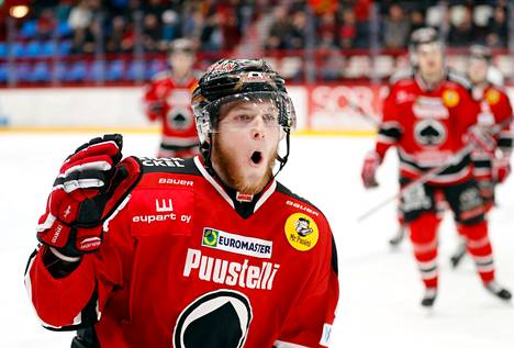 Niko Ojamäki jättää Suomen kaukalot taakseen. Ässissä mies nähtiin viimeksi kaudella 2016–2017.
