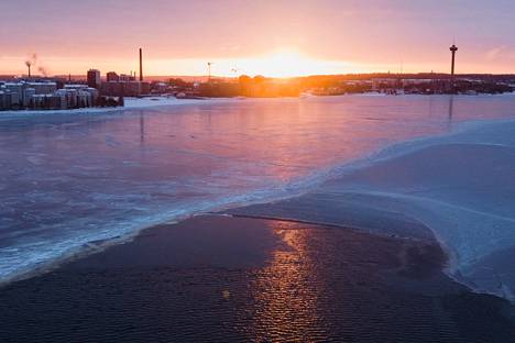 Vielä torstaina 5. tammikuuta Näsijärven jäässä oli aukkoja, vaikka järvi virallisesti jäätyikin.