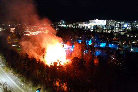 Tyhjillään olleessa pienkerrostalossa syttyi raju tulipalo Tampereen Hipposkylässä marraskuussa. 