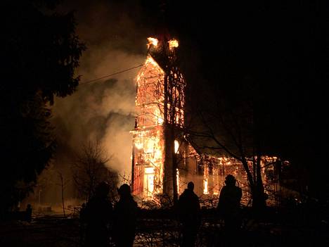 Ylivieskan puinen kirkko paloi pääsiäisenä 2016. Kirkon polttanut mies tuomittiin syyntakeettomana tehdystä törkeästä vahingonteosta. 