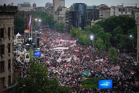 Tuhannet presidentti Vučićin kannattajat osallistuivat presidentin tueksi järjestettyyn ”Toivon Serbia” -mielenosoitukseen perjantaina toukokuun 26. päivä. 