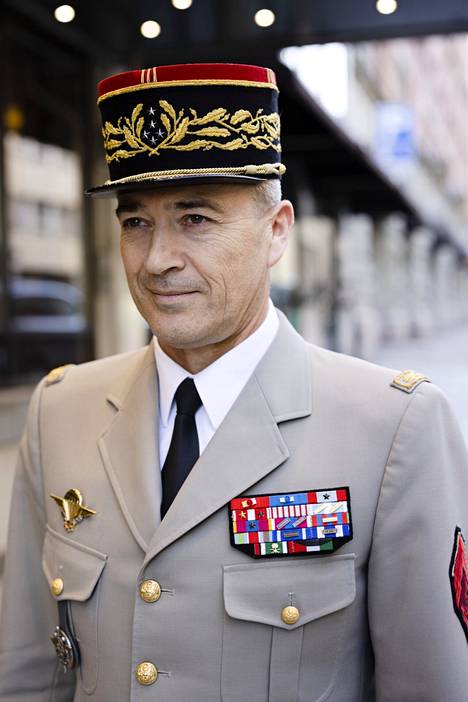 Thierry Burkhard on johtanut Ranskan asevoimia vuodesta 2021. Muukalaislegioonalaisten merkki on kenraalilla oikeassa rintamuksessa.