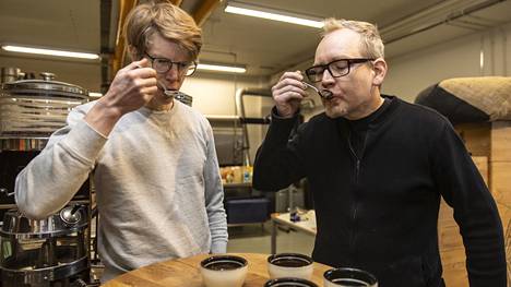 Pienpaahtimoissa kahvin paahtaminen on käsityötä. Pirkanmaan paahtimon paahtaja Tuomas Roschier (oik.) ja kahviasiantuntija Pekka Heinonen maistamassa edellisenä päivänä paahdettuna kahvia.