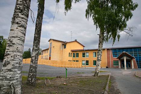Sääksjärven koulukeskus on koostunut 1950- ja 1990-luvuilla rakennetuista osista. Nyt purettava päärakennuksen vanhempi osa poistettiin sisäilmaongelmien vuoksi käytöstä jo 2019. 