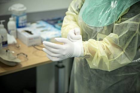 Hoitaja pukeutui suojavarustukseen koronapotilaiden testaamiseen ja hoitoon tarkoitetulla osastolla Turun yliopistollisessa keskussairaalassa Tyksissä 3. huhtikuuta 2020.