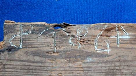 Oletko aiemmin nähnyt jossain tällaisia puumerkkejä? Kenen jäljiltä mahtavat jääneet historiaan höyläpenkkiin? Onko omissa varastoissasi mahdollisesti vanhoja höyläpenkkejä tai tiedätkö kuka niitä olisi aikoinaan tehnyt Merikarvialla?