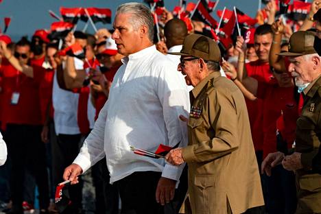 Kuuban presidentiksi uudelleen valittu Miguel Díaz-Canel (vasemmalla) ja häntä tehtävässä edeltänyt, entinen presidentti Raul Castro kuvattiin vieretysten Cienfuegosin kaupungissa kesällä 2022.