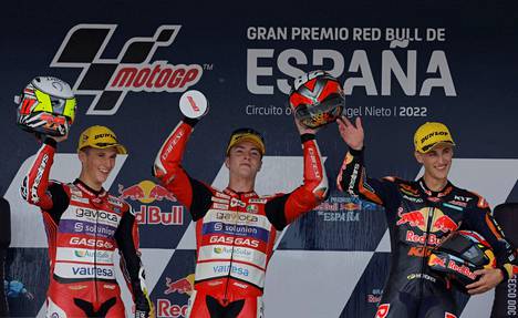 Jaume Masia (oik.) muodosti Moto3-luokan espanjalaisen kärkikolmikon voittajan Izan Guevaran (kesk.) ja toiseksi tulleen sarjajohtajan Sergio Garcian kanssa.