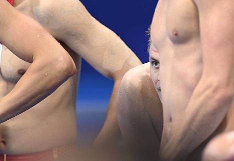 Heikki Saukkomaan kuva valittiin Vuoden urheilukuvaksi. Saukkomaan kuvassa Ari-Pekka Liukkonen on uinnin karsinnoissa Tokion olympialaisissa heinäkuussa 2021.