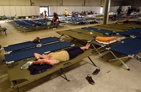 Helteen uuvuttamia turisteja lepäsi evakuointikeskuksessa La Teste-de-Buchissa Lounais-Ranskassa perjantaina 15. heinäkuuta.