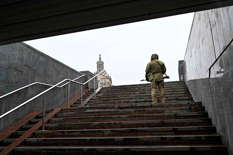 Ukrainalainen sotilas seisoi vartiossa metrotunnelin suulla Kiovassa 1. maaliskuuta. 