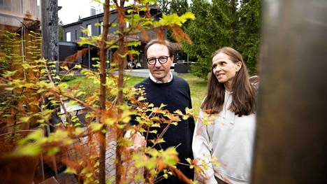 Jukka ja Päivi Enarvi rakennuttivat omakotitalon Vuoreksen asuntomessuille vuonna 2012. He ovat seuranneet alueen kehittymistä siitä saakka. Selvä muutos näkyy jopa heidän ikkunastaan.