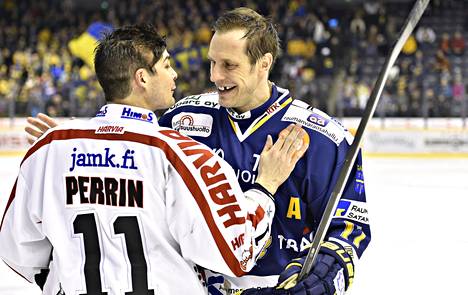 Éric Perrin ja Ville Nieminen kättelivät pronssipelin jälkeen vuonna 2015.
