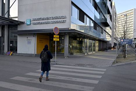 Haartmanin sairaala Meilahden sairaalan kampuksella Helsingissä 1. huhtikuuta 2022. Tehyn ja Superin lakko alkoi aamukuudelta kuudessa sairaanhoitopiirissä, koska hoitajien uusista työehdoista ja palkankorotuksista ei ole syntynyt sopua. Ammattiliittojen mukaan tällä lakkokierroksella on mukana 25 000 hoitajaa. 