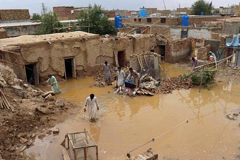 Pakistanissa on kuollut monsuunisateiden seurauksena kymmeniä ihmisiä.