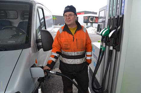 Bensiinin noussut hinta ei ole vaikuttanut Jukka Yli-Hellän autoiluun, sillä hän ajaa vain pakolliset matkat.