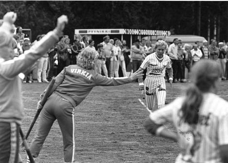 Lännen Marita Karhunen kiiruhti kotiin Tampereella naisten Itä–Länsi-ottelussa vuonna 1983.