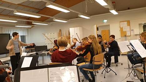 Orkesterin yhteisharjoituksista Kankaanpään opistolla, Maisa Panula johtaa