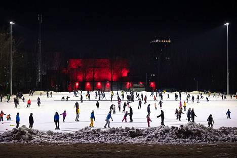 Sorsun lumikarnevaalit Sorsapuiston tekojäällä Tampereella aloittaa koululaisten hiihtoloman. Kuva on otettu helmikuussa 2021.