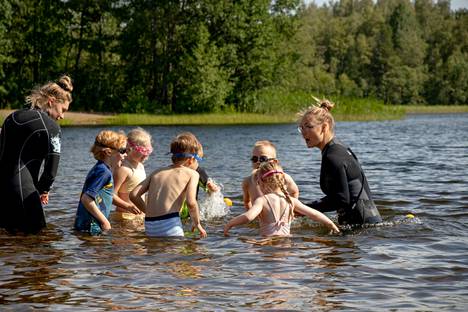 Onko lapsilla herkkyysikä, jolloin uimataidon oppii parhaiten? Arkistokuvassa uimakoululaisia Tampereen Tohlopissa kesällä 2019.
