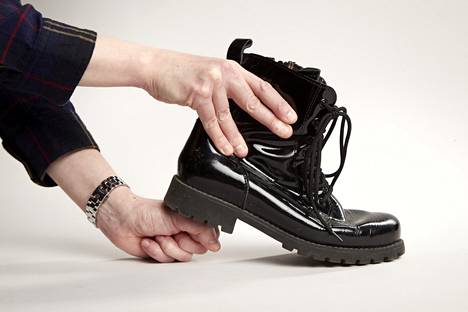 Rullaako kengän etuosa? Sen voi tarkistaa seuraavasti: Asetetaan kenkä lattialle, jota vasten kengän kärkeä painetaan. Kengän kannan tulisi nousta alustasta sen verran, että oma nyrkki mahtuu pystyssä lattian ja kannan väliin. Kengän kärkeä pitäisi painaa lattiaan kärjen puolelta, toisin kuin kuvassa.