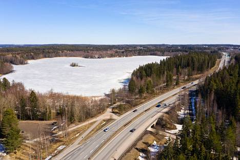 Pirkanmaalla ei odoteta pääsiäisen paluuliikenteeseen erityisempää ruuhkaa. Tältä Alasjärven uimarannan kohdilla Tampereella näytti huhtikuussa 2022. 