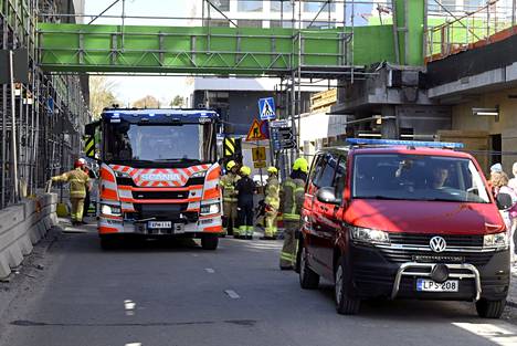  Espoon Tapiolassa useita ihmisiä loukkaantui sillan romahdettua torstaina aamupäivällä