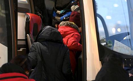 Ukrainaista saapuneita sotaa pakenevia ihmisiä Länsisatamamassa Jätkäsaaressa Helsingissä 16. maaliskuuta 2022. 